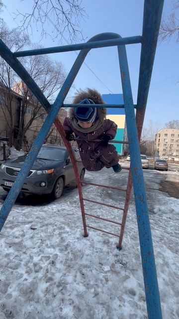 Володя на лестнице на детской площадке смотреть онлайн