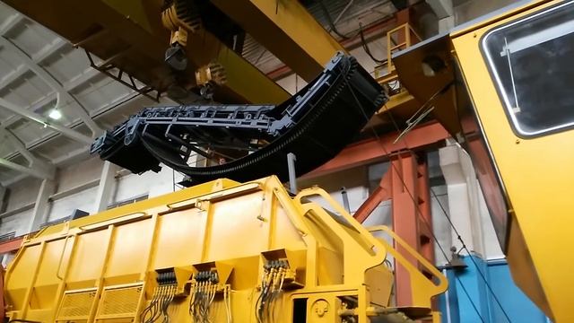 Путевые машины. Монтаж конвейера подборщика излишков щебня ПМ РПБ. смотреть онлайн