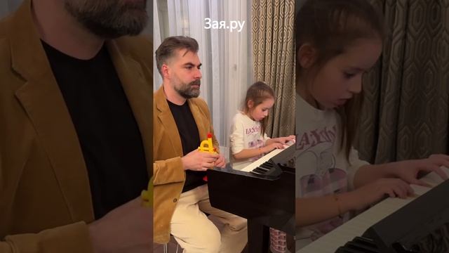 Дочь Полины Гагариной на пианино, а ее бывший муж ей аккомпанирует