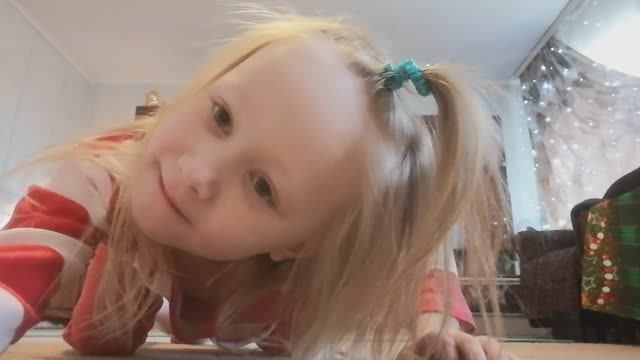 Танец под песню «Если б не было школ» — Эмилия смотреть онлайн