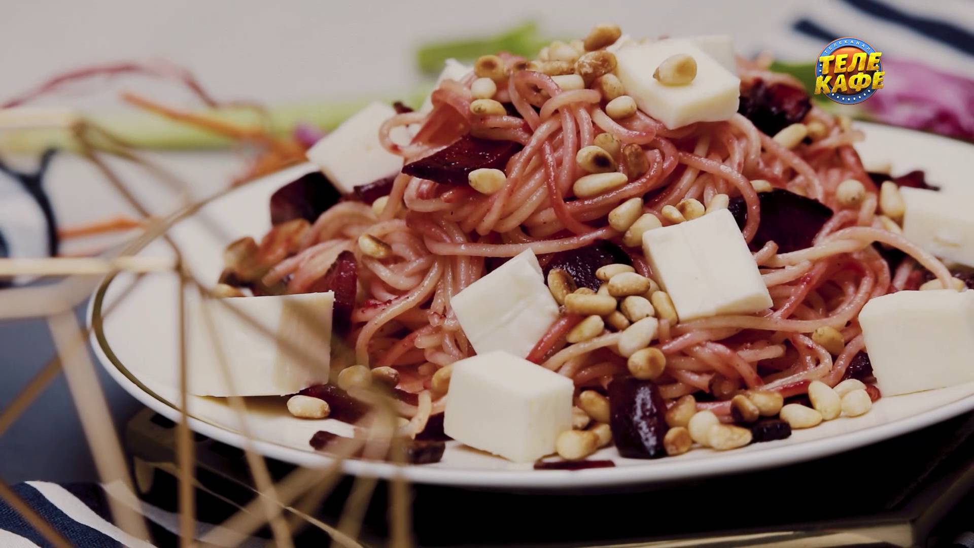 БЛЮДА БЕЗ МЯСА. Красные спагетти с сыром и свёклой. Постное меню смотреть онлайн