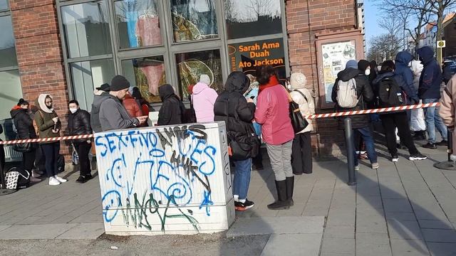 СТОИМ В ОЧЕРЕДИ НА ПОЛУЧЕНИЕ Socialamt смотреть онлайн