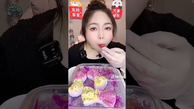 азиатка съедает ледяные фигурки с крошкой льда! смотреть онлайн