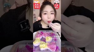 азиатка съедает ледяные фигурки с крошкой льда!