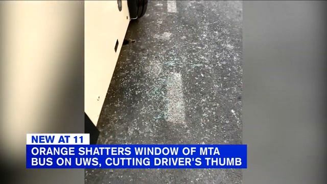 Vandal throws orange, shatters window of MTA bus on Upper West Side смотреть онлайн