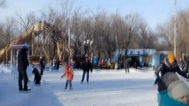 Развлекались в парке, Мария на коньках. смотреть онлайн