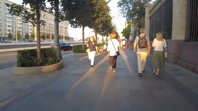 Walking from Gorky park to Oktyabrskaya metro station in Moscow, Russia 4K. смотреть онлайн
