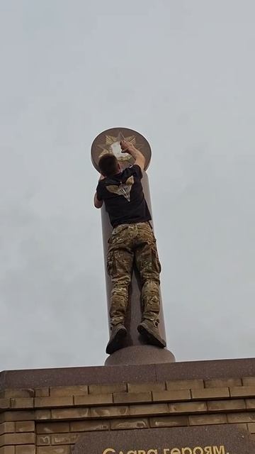 На Украине продолжается борьба с памятниками. смотреть онлайн