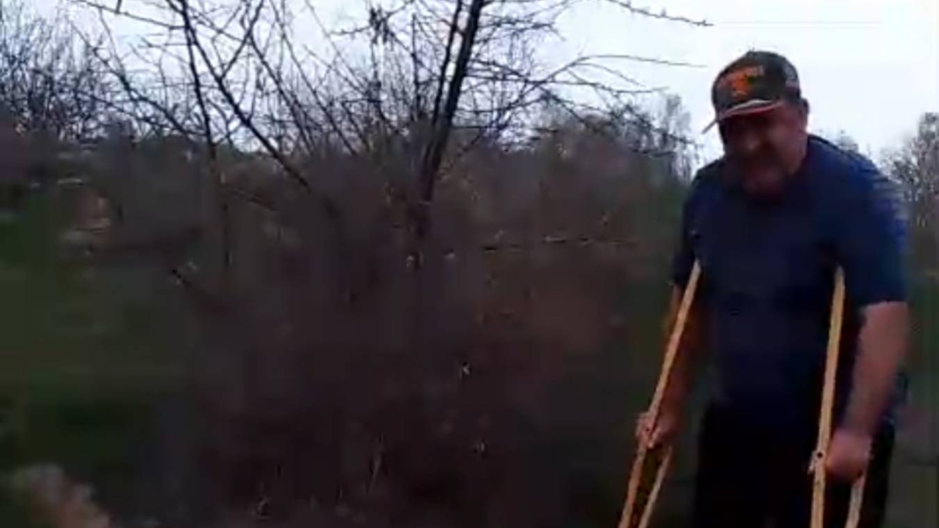 Херабуна на костылях против жмыховки на ногах.