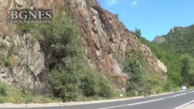 Алпинист отстрани 200-килограмов камък в Кресненското дефиле смотреть онлайн