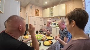 В гости к Наташе с необычными ПОДАРКАМИ мужикам! Что подарили ВОВАНУ? С порога сразу за стол) Влог