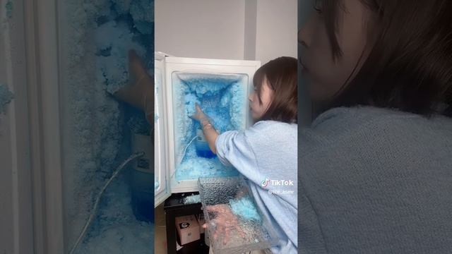 огромные хрустящие куски снега поедает девушка из морозилки! смотреть онлайн