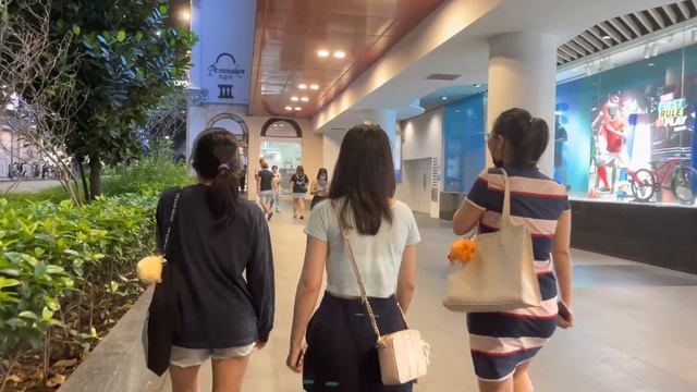 [4K HDR] Singapore Orchard Road - Colorful neon lights & mesmerizing busker performances смотреть онлайн