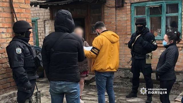 Поліцейські затримали злочинну групу за крадіжки із підприємства, яке має стратегічне значення смотреть онлайн