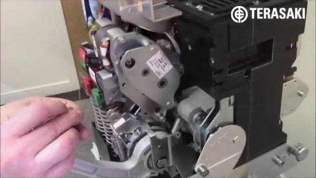 Fitting a Motor Operator on Terasaki AR2 ACB смотреть онлайн