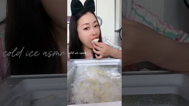 кореянка грызёт наледь и снег из морозилки! смотреть онлайн