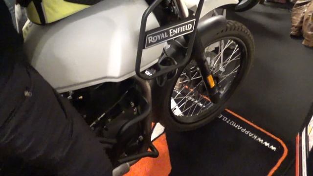 Royal Enfield Himalayan 411 EFI ABS (2019) Exterior and Interior Walkaround смотреть онлайн