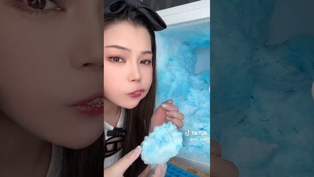 девушка поглощает огромные куски льда и снега из своей морозилки! смотреть онлайн
