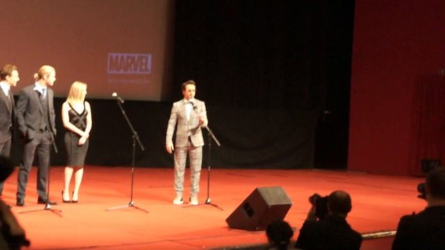 Robert Downey Jr. speaks Russian at the Avengers Moscow premiere смотреть онлайн