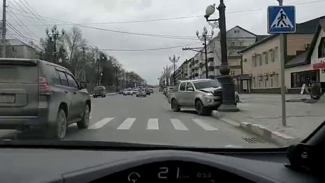 Водитель джипа протаранил фонарный столб смотреть онлайн