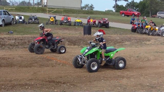 8 yr old on KFX 400 vs 400ex смотреть онлайн