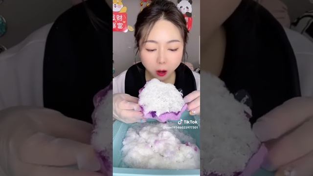 девушка съедает огромный круг ледяных крошек со снегом! смотреть онлайн