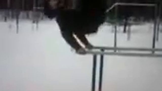 Плюх в снег мой друг придурок,но весёлый. смотреть онлайн