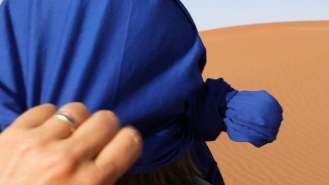 How to tie a head scarf/tagelmust? - Desert trekking by Forclaz смотреть онлайн