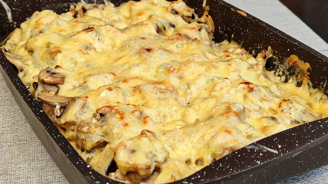 Куриная грудка под сметанно-чесночным соусом с грибами. смотреть онлайн