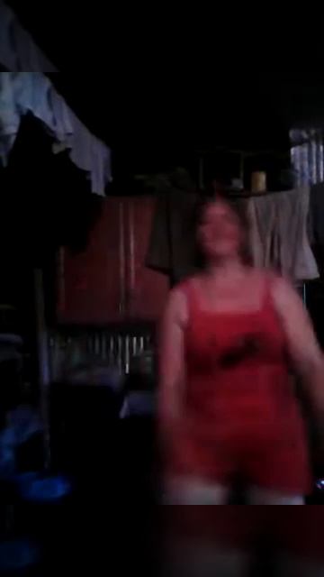 Девушка танцует