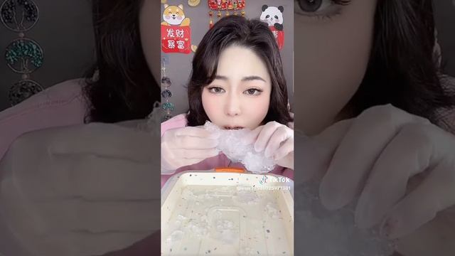 Мукбанг льда! Азиатка сгрызает месяц из осколков льда! смотреть онлайн