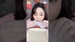 Мукбанг льда! Азиатка сгрызает месяц из осколков льда!