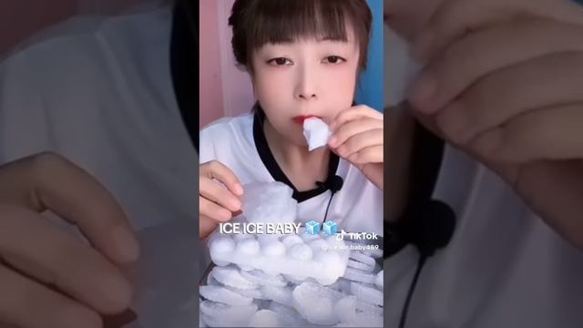 девушка грызёт замороженные шарики газировки! смотреть онлайн