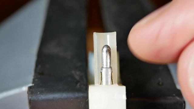 Remove Pins From Amphenol / Molex Connectors For Reuse (4K) смотреть онлайн