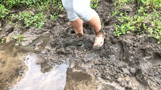 Kate's muddy Adidas Samba смотреть онлайн