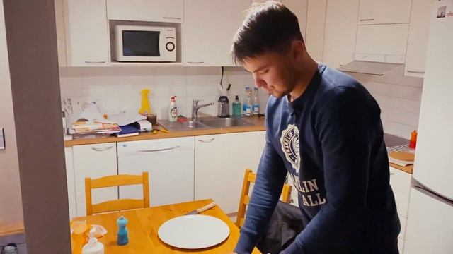 ЕМ САМУЮ БОЛЬШУЮ ШАУРМУ В ФИНЛЯНДИИ смотреть онлайн