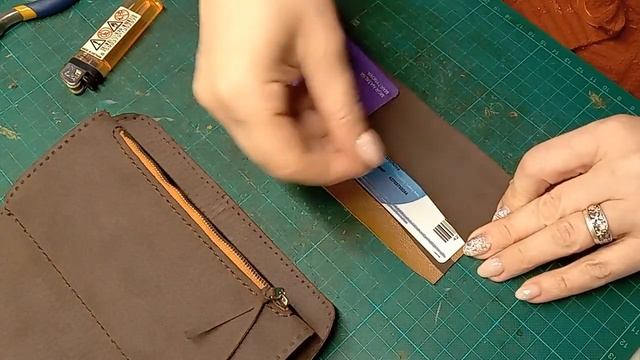 дамский кошелек из кожи растительного дубления с тиснением Шеридан, сборка смотреть онлайн