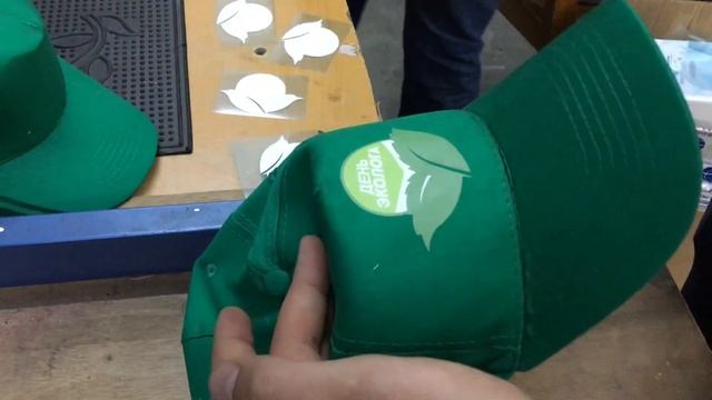 Печать на бейсболках ДЕНЬ ЭКОЛОГА на заказ в ИванычЪ GROUP (y-ivanycha.ru) смотреть онлайн