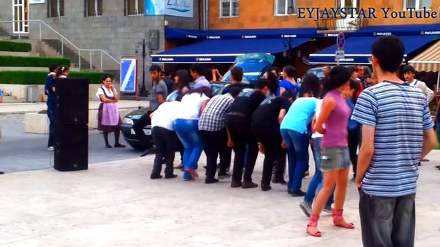 Armenian Dance Lesson at the Cascade in Yerevan, Armenia (May 25, 2012) смотреть онлайн
