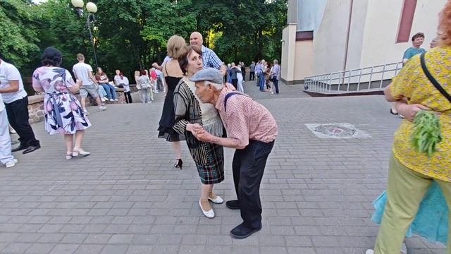 26.05.24г..."Аромат Жасмина"... гр. Сентябрь... звучит в Гомельском парке... смотреть онлайн