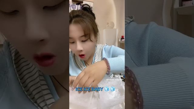 ледяной блок наполненный снегом, асмр поедание льда из морозилки! смотреть онлайн