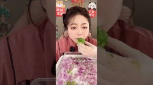 грызёт ледяные кексы из замороженной пены!