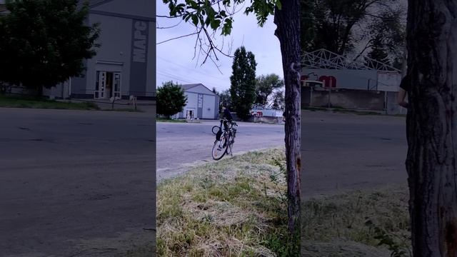 Перші Дропи Бородича на BMX за 9000€ смотреть онлайн
