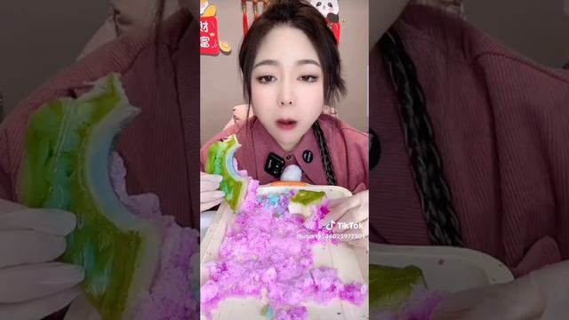 девушка сгрызает башню из замороженной пены с ледовой крошкой! смотреть онлайн