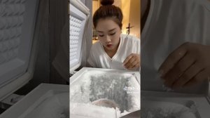 кореянка поглощает огромные сосульки из морозилки!