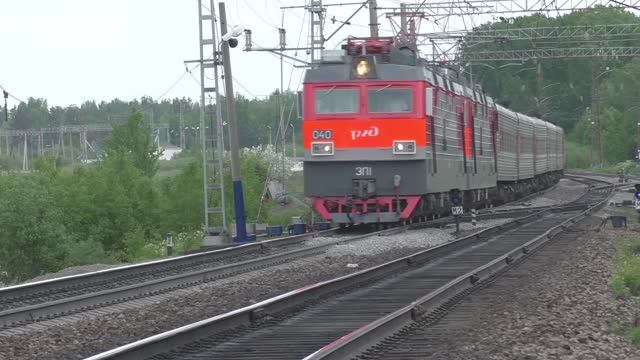 Два электровоза ЭП1 с пассажирским поездом РЖД на Транссибе | Железная дорога в Сибири смотреть онлайн
