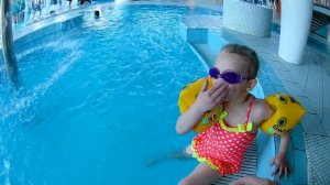 Эвелина в АКВАПАРКЕ. Купаемся в бассейне