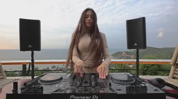 XeniaDiamond - Live Apple Bar, Koh Phangan Melodic Techno & Progressive House DJ Mix