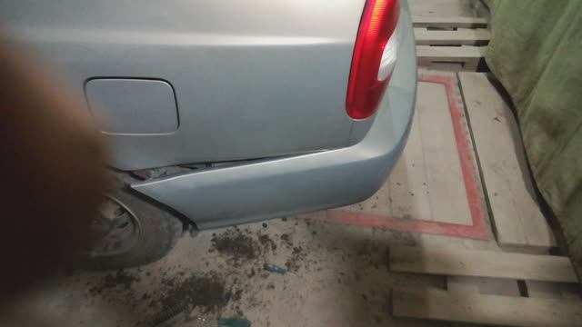 Как становится дешевый задний бампер на Хендай Акцент