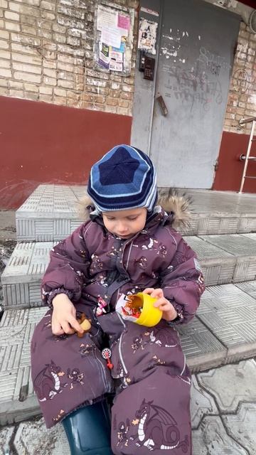 Шоколадное яйцо Kinder Maxi. Володя ест большое яйцо Киндер «Маша и Медведь». Маша, Мелведь и велоси смотреть онлайн